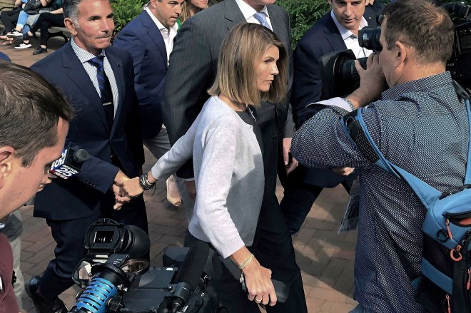 Лори Лафлин со своим мужем, дизайнером одежды Моссимо Джаннулли, после слушания в Федеральном суде 27 августа 2019 года в Бостоне